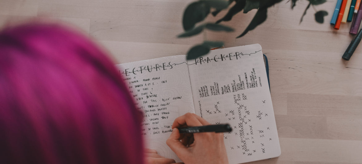 Cordelia agenda Cordélia prend des notes dans son bullet journal